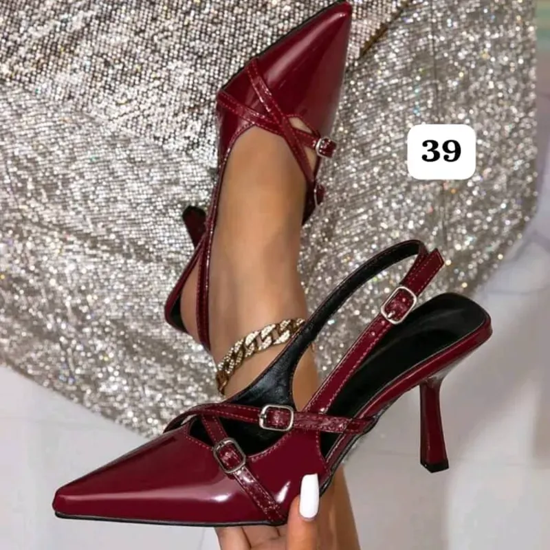 Zapatos de tacón puntifinos con tiras cruzadas 