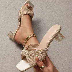 Zapatos dorados de tacón transparente