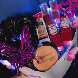 Caja de flores y maquillajes