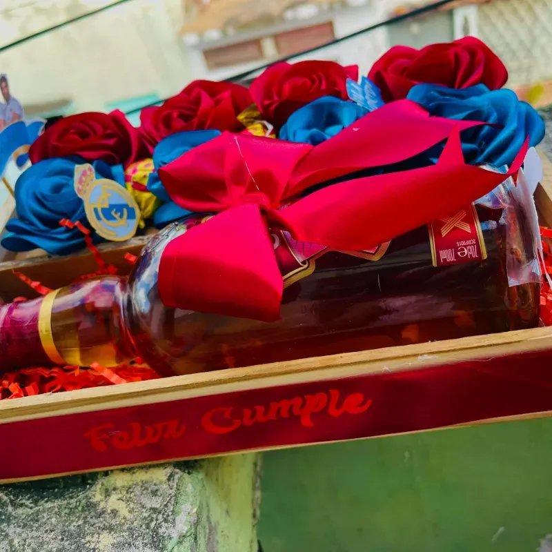 Caja regalo con flores y ron o whiski