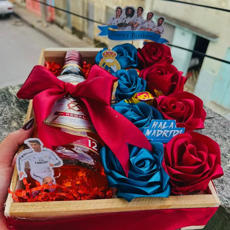 Caja regalo con flores y ron o whiski