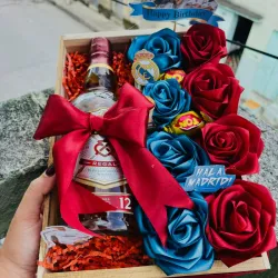 Caja regalo con flores y ron o whiski