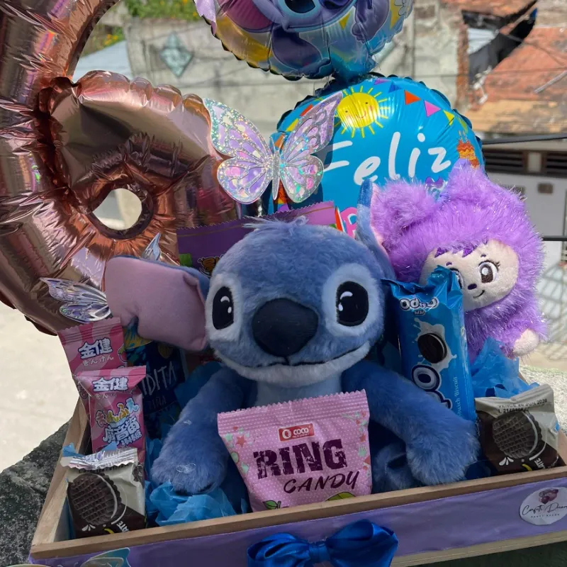 Caja regalo con un stich grande un llevaro peluche