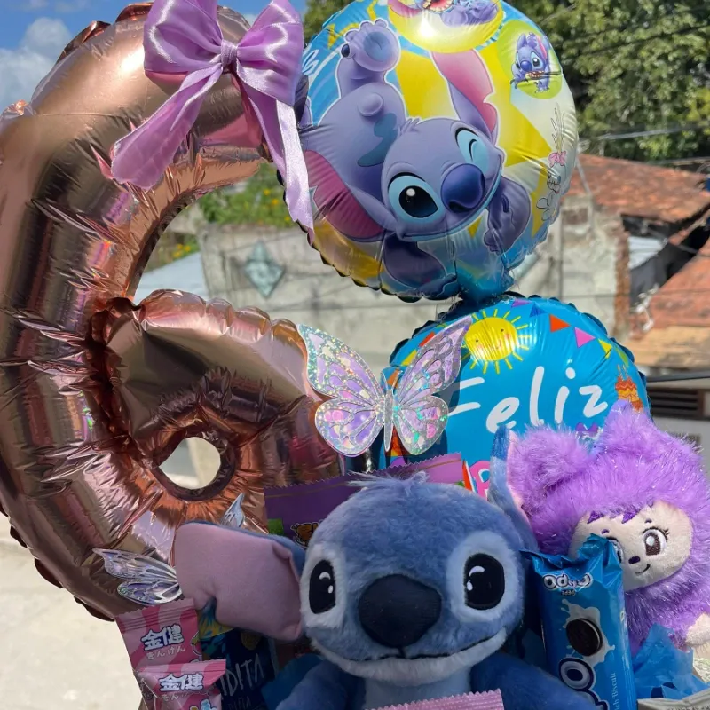 Caja regalo con un stich grande un llevaro peluche