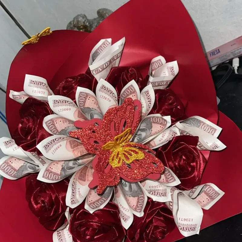 Combo caja regalo, caja cerveza y ramo fe flores