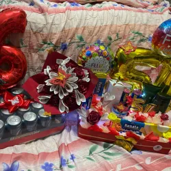 Combo caja regalo, caja cerveza y ramo fe flores