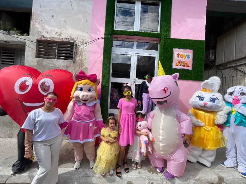 Entregas regalo con conejita Ely y payasita lili 