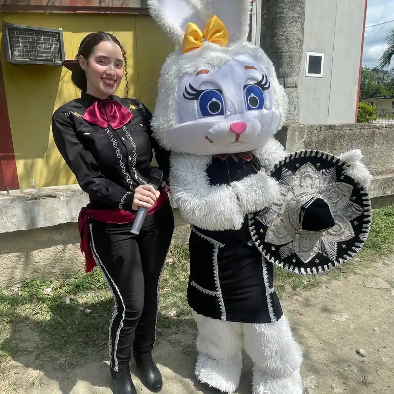 Entrega conejita ely y mariachi