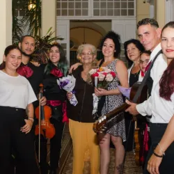 Entrega sorpresa 10 marichi y grupo Sueños confetti