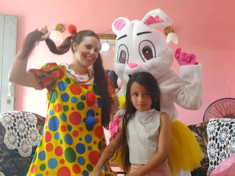 Entregas regalo con conejita Ely y payasita lili 