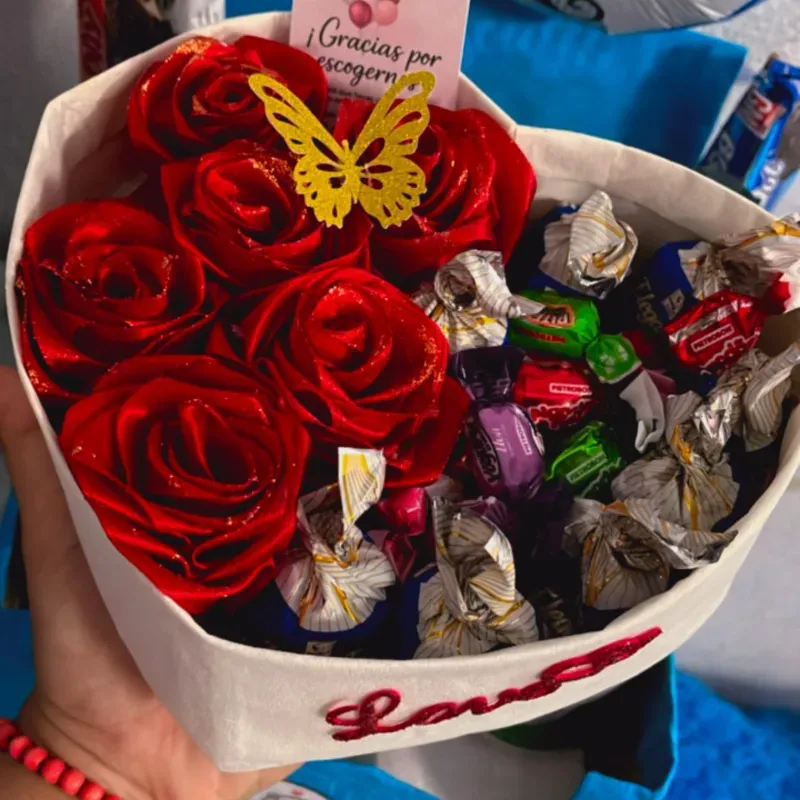 Caja de corazón  con flores eterna