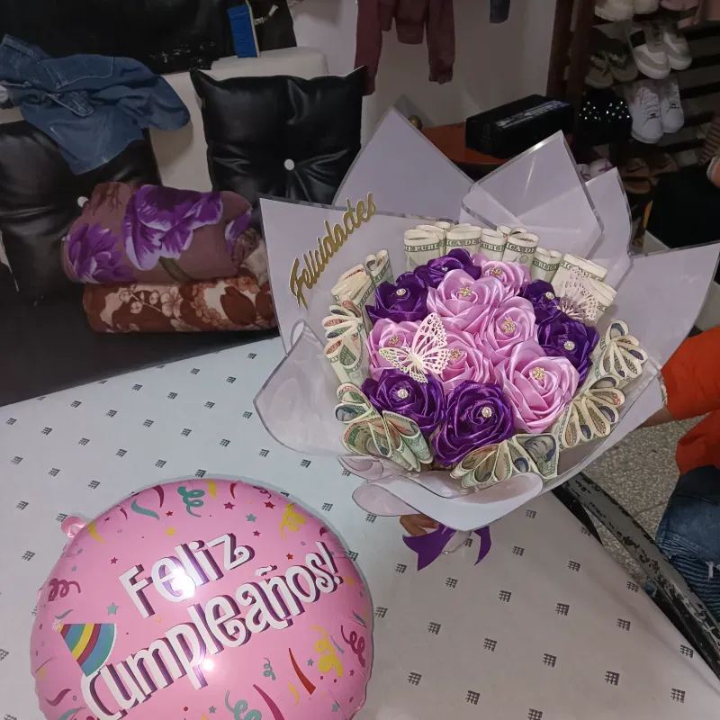 Ramo de flores sintético con globo con temática 