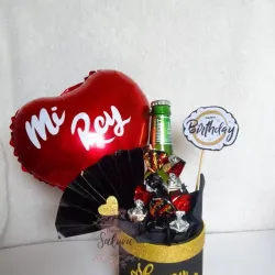 Cajita con bombones y una cerveza 