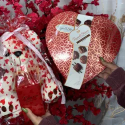 Peluche mediano con perfume y bombones grandes