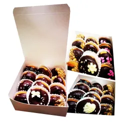Super surtido de mini donas decoradas con bombón