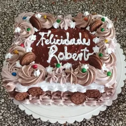 Cuadrados de 20cm con cobertura de chocolate y confituras.