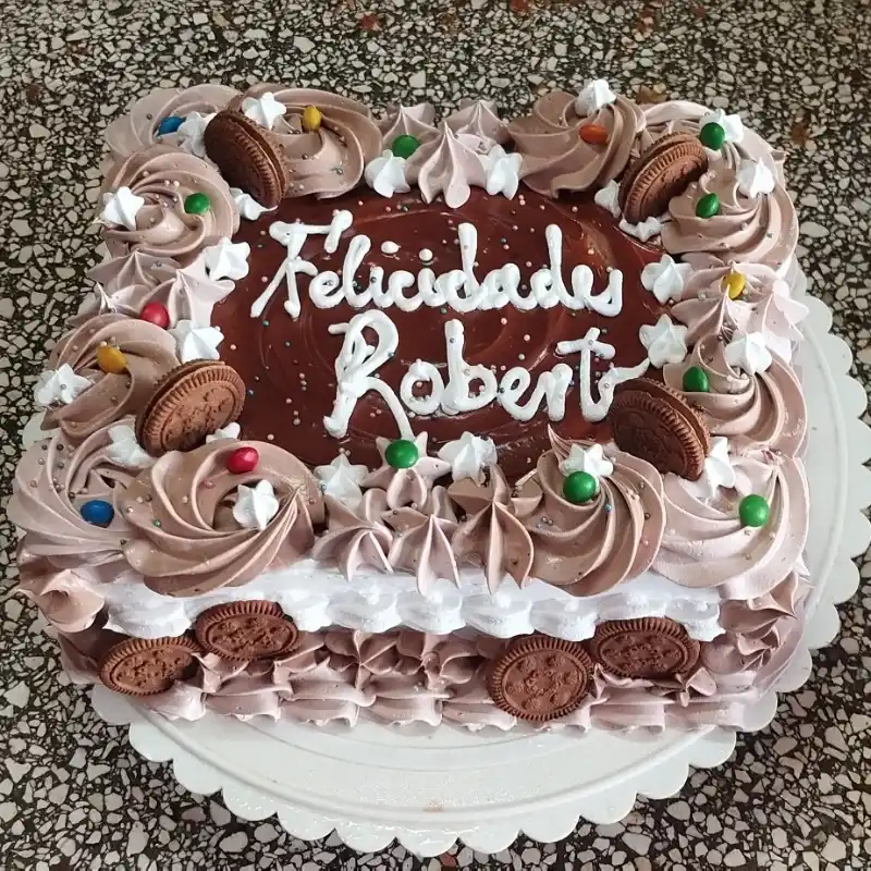 Cuadrados de 20cm con cobertura de chocolate y confituras.