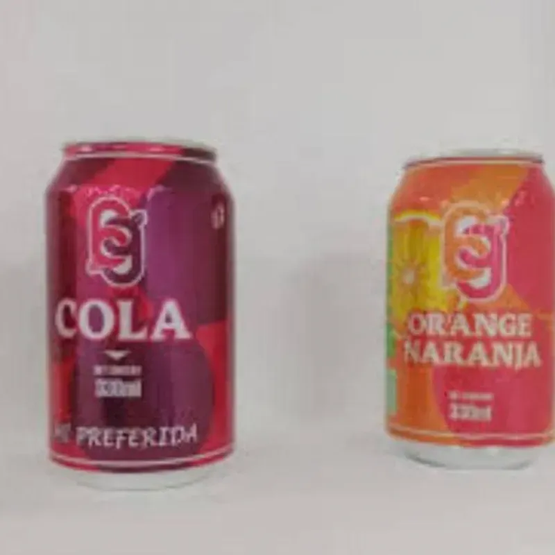 Cajas de refresco de naranja y cola 