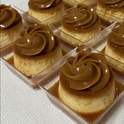 Flanes rellenos de dulce de leche.