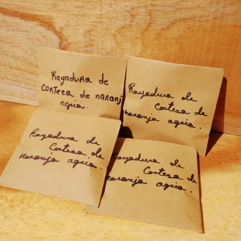 Rayadura de cortesa de naranja agria.