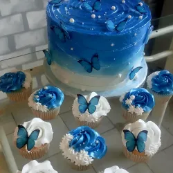 22 cm  matizado azul, con 10 cupcakes 