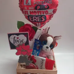 Caja de madera con chuches y peluche