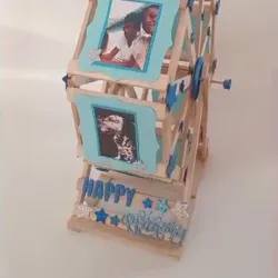 Rueda giratoria de madera con 8 fotos