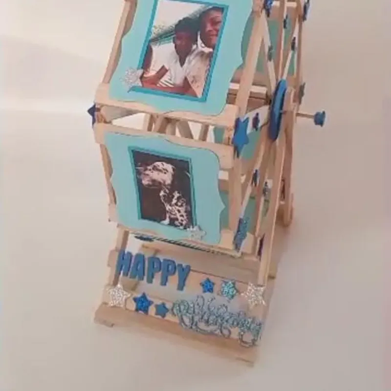 Rueda giratoria de madera con 8 fotos