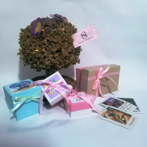 Sweet Moment: Más que una tienda de regalos, un espacio donde la personalización y la emoción se unen para crear momentos únicos. Cada regalo es una expresión de amor, amistad o celebración, cuidadosamente elaborado para que refleje la esencia de quien lo recibe.