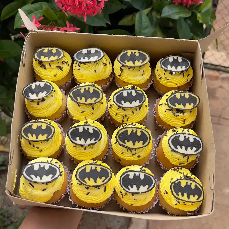 Caja de 16 cupcakes personalizados