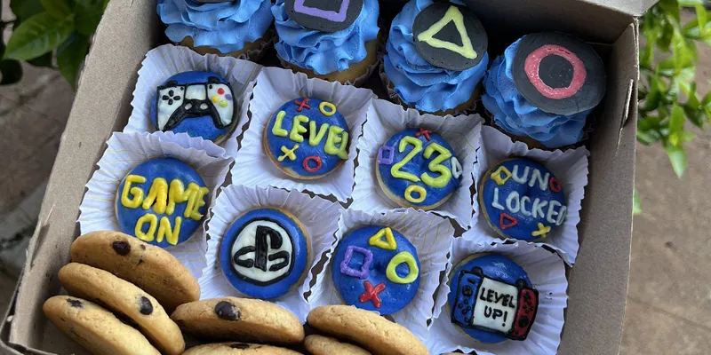 Caja Mixta: 4 Cupcakes, 8 Mini Donas y 12 Cookies