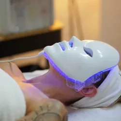 TRATAMIENTO FACIAL CON MASCARA LED