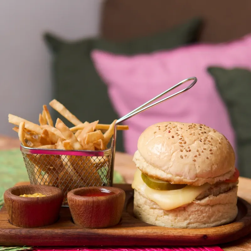 Hamburguesa Tradicional con Nachos