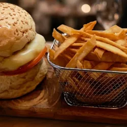 Hamburguesa Tradicional con Nachos