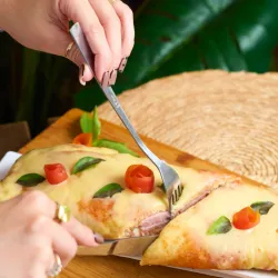 Rollo de Pizza Gratinado de Salami