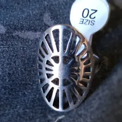 Anillo con forma ovalada talla 10