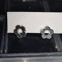 Arete de flor calada en el centro