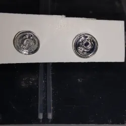 Arete en forma de tachuela 