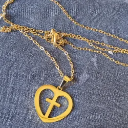 Cadena con diseño de corazón y cruz dorado