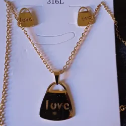 Conjunto con diseño de cartera dorado