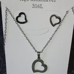 Conjunto con diseño de corazón plateado