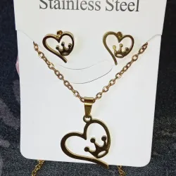 Conjunto con diseño de corazón y corona