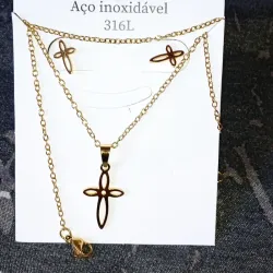 Conjunto con diseño de cruz dorado