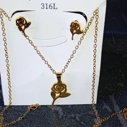 Conjunto con diseño de rosas dorado