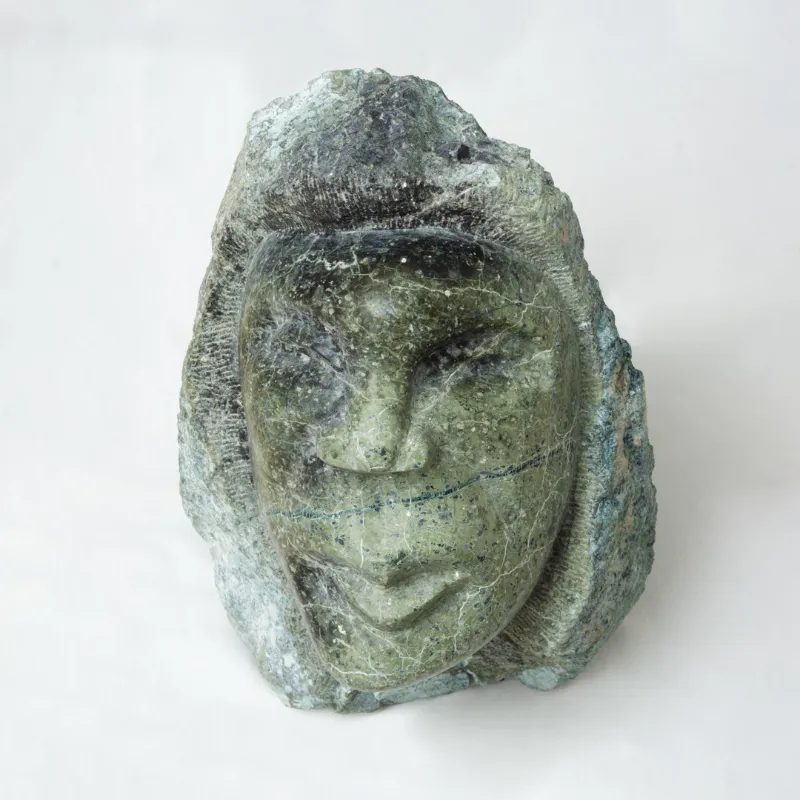 Cara esculpida en piedra