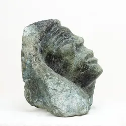 Cara esculpida en piedra