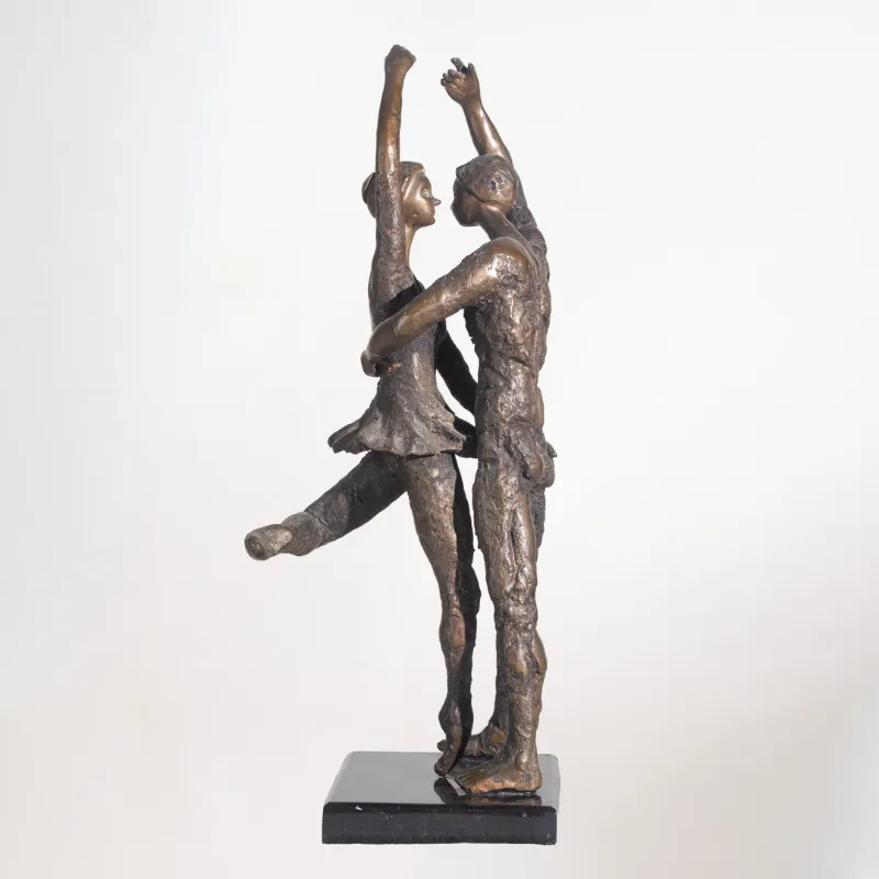 Pareja de bailarines de bronce