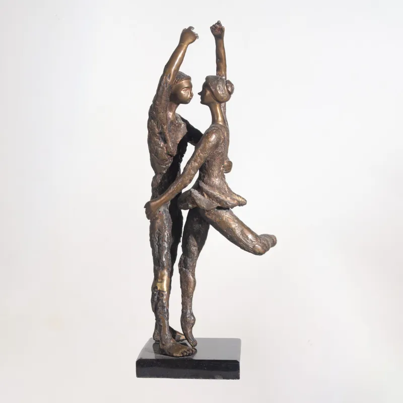 Pareja de bailarines de bronce