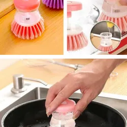 Cepillo con dispensador del detergente para fregar.