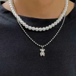Abrazo Perla: Collar Doble con Oso Brillante